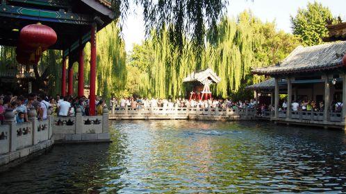 暑假最后一周末 濟南趵突泉游客如潮2