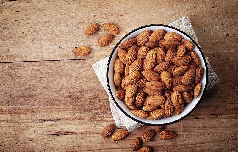 核桃仁可以給狗吃嗎_小狗吃核桃仁_狗可以吃核桃仁嗎