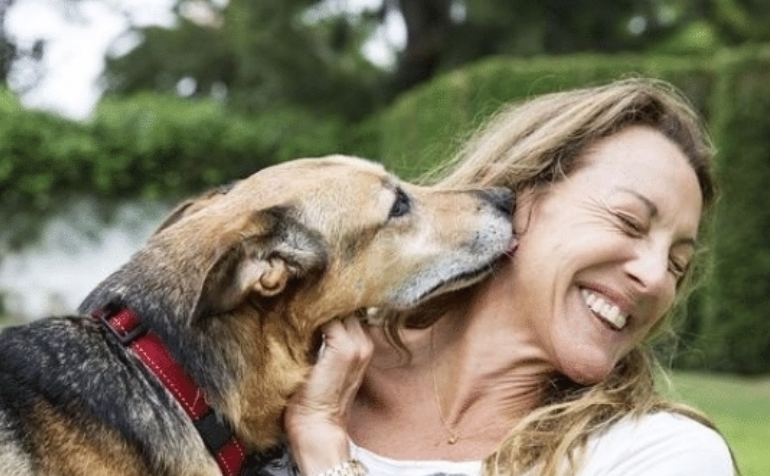 狗狗舔人是什么意思啊_舔狗的意思是什么意_人們說的舔狗是什么意思