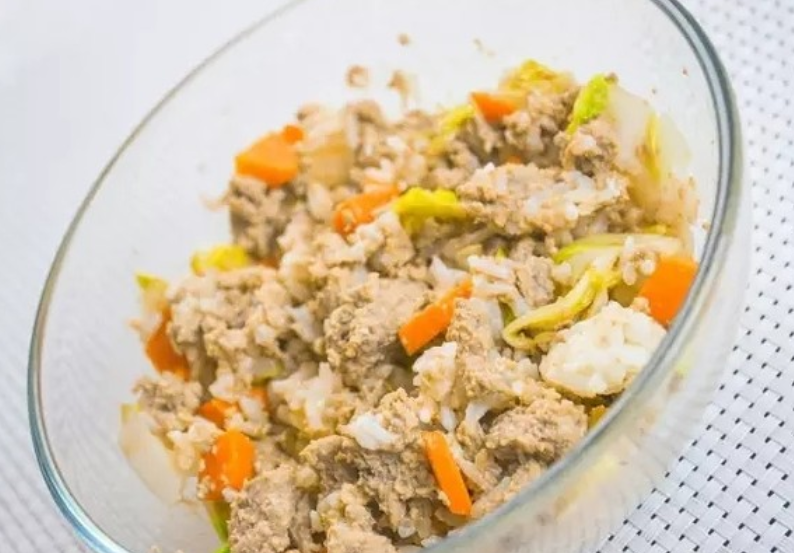 大狗吃幼犬糧會怎么樣_一個月大的小狗吃什么_狗吃月食